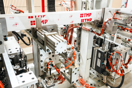 Der Einsatz eines zusätzlichen Schraub- und eines zusätzlichen vertikalen Bohraggregates (Foto) erlaubt das gleichzeitige Bohren und Verschrauben der Stahlarmierung mit dem PVC-Profil.