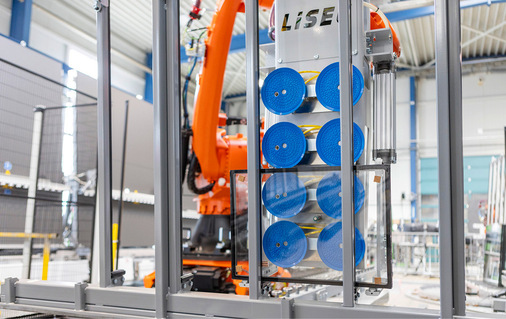 Die Handhabung von ISO-Einheiten mit thermoplastischen Abstandhaltern (TPA) ist anspruchsvoll. Mit dem Lisec System lassen sich die „nassen“ Scheiben sorgfältig handhaben.