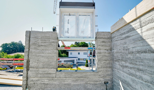 Das Windowment-Element mit Fenster von Gugelfuss wird komplett mit Dämmebene und Befestigungslösung eingebaut.