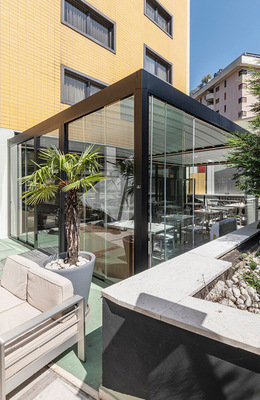 Die Glasschiebewände MyClass ergänzen das Alba-System.