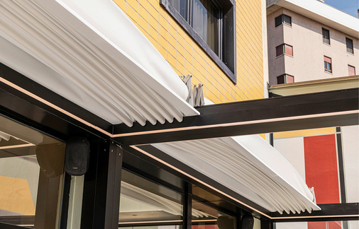 Die Regenrinne kann am inneren Umfang mit einer umlaufenden LED-Beleuchtung ausgestattet werden, die am Eckprofil der Regenrinne befestigt wird.