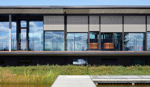 Der individuell geöffnete Metallbehang s_enro lässt kontrolliertes Tageslicht ins ­Innere und bewahrt zugleich den visuellen Bezug zur umliegenden Landschaft.