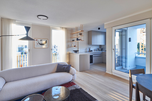 Zu den gestalterischen Highlights gehört die klare Entscheidung für Tageslichtarchitektur, eine hochwertige Ausstattung und gut durchdachte Grundrisse.