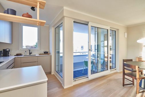 Geschützte Loggien, viele bodentiefe Fenster und Lichtplätze, die über Eck liegen, erlauben es dem Sonnenschein, großzügig die Regie in den 1- bis 5-Zimmer-Eigentumswohnungen zu übernehmen.