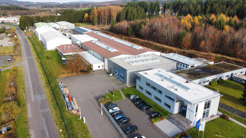 Um den steigenden Kapazitätsanforderungen in der Entwicklung und Fertigung von Schiebetüren gerecht zu werden, hat SIEGENIA am Standort Hermeskeil eine neue Produktionshalle errichtet.