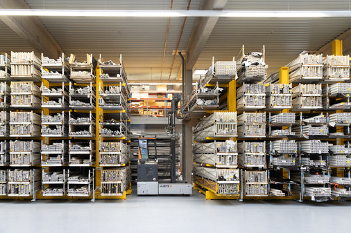 Die Hegla Langgut-Profillager. Die Regale stehen dicht nebeneinander und lassen sich bei Bedarf so verschieben, damit Paletten oder Profile entnommen werden können.