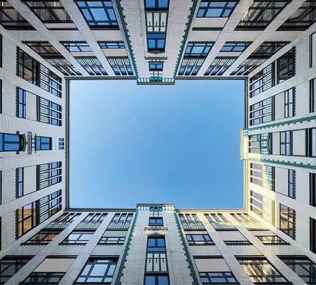 Alle Innenhoffenster bis auf Treppenhäusern und im Erdgeschoss haben einen Sonnenschutz erhalten, um die Gefahr von Vandalismus zu reduzieren.