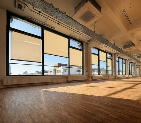 Im 3. Geschoß wurde eine Lösung mit Senkrecht­markisen mit Seilführung geschaffen.