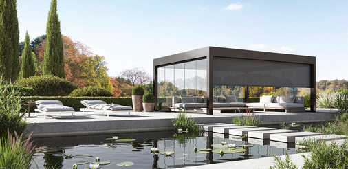 Das Somnium Dach, hier als freistehendes Lamellen-Flachdach mit zusätzlicher Ausstattung einer Senkrecht ­Markise des Aliplast-Partners Wilms und einer GG, Ganzglas-Schiebeanlage des Systemgebers.