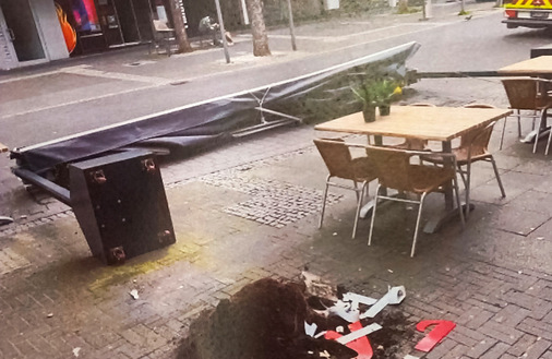 Die Konstruktion aus Stahlblechkästen mit Rollen und zwei Markisen als Doppelanlage, ohne statische Berechnung hat nicht die erforderliche Standsicherheit gebracht, und durch Umkippen bei Wind zu einem Personenschaden geführt.