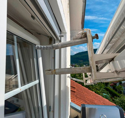 Aktuelles Beispiel einer fehlerhaften Montage. Auch 20 Jahre nach Einführung  der Norm EN 13561 werden Kunststoffdübel mit Distanzrohren verwendet.