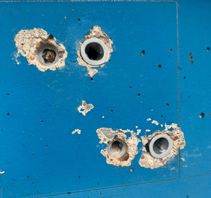 Was ist hier schlimmer bei der Markisenmontage? Der Einsatz von Kunststoffdübeln, oder das Durchbohren der Stahlarmierung im Ringbalken?