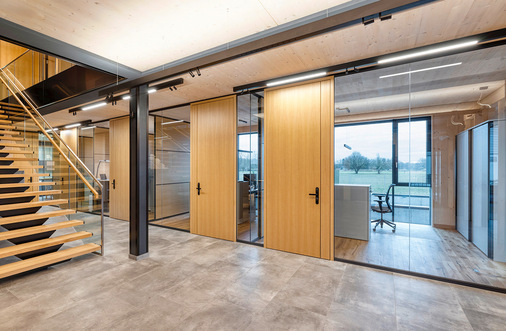 Gläserne Flurtrennwände schaffen im Gebäude ein ansprechendes Raumambiente.