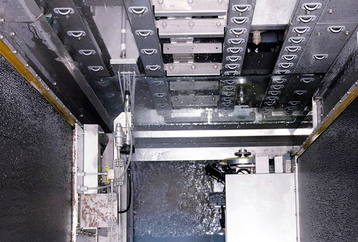 Der Wasserstrahl im Einsatz bei Specialist Glass Products: präzise Bohrungen, Radien und passgenaue Ausschnitte für verschiedenste Anwendungen.