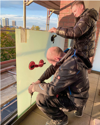 Turboflex Geländer werden von der Innenseite her montiert, was sicher ist und auch ohne Gerüst geht.