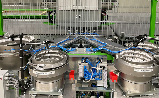 Materialfluss ohne Umwege – an der Klipstankstelle werden die Klipse automatisch bereitgestellt und dem Aggregat kontinuierlich zugeführt.