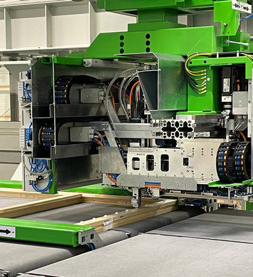 Im Klipsaggregat werden die Klipshalter vollautomatisch und passgenau auf dem Rahmen positioniert und verschraubt. Es können bis zu vier Klipse gleichzeitig montiert werden.