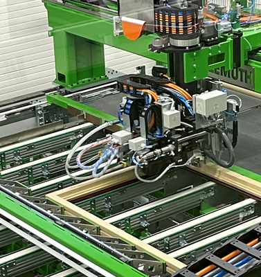 Der Beschlagautomat ist das Herzstück der Endmontage, er führt die Beschlagteile selbstständig zu, bohrt und verschraubt sie hochpräzise am fertigen Rahmen.