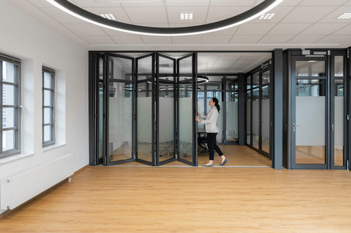 In einem Parkbahnhof werden die  10 Elemente des Horizontal-Schiebewandsystems SL 60-HSW Flexa raumsparend geparkt.