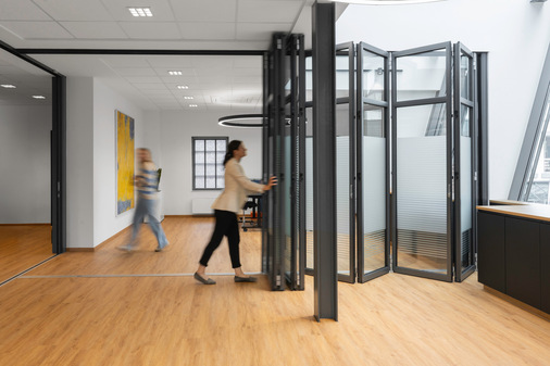 Leicht verschiebbar: DieFaltelemente des Trennwandsystems Ecoline Flexa gleiten dank kugelgelagerter Laufwagen mühelos zur Seite. 