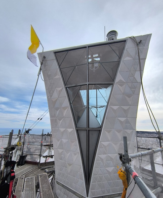 Die fertige Spitze des Glaskreuzes