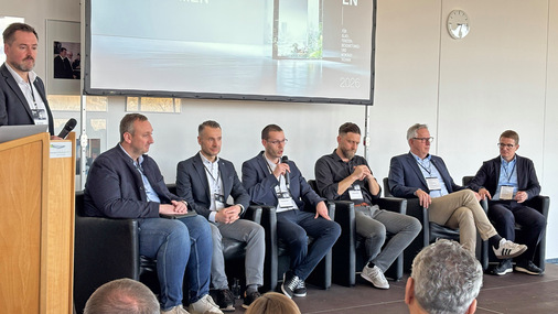 bei der Podiumsdiskussion - geführt von Marc Schenk (ganz links) von Gealan (v.r.): Robert Leinert (Meesenburg), Stefan Gerwens (Terhalle), Thomas Weller (Saint Gobain Glassolutions),  Daniel Bukowski (Teamleiter Architektenberatung Gealan), Andreas Linke (Leiter Produktmanagement Gealan), Stefan Gerwens (Terhalle).