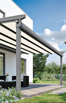 Bei Regen wird das Wasser über die Tuchfläche, die ­Regenrinne vorn und im Innern der vorderen ­Säulen abgeleitet.