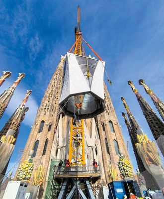 Die Spitze auf dem Weg zum Fertigstellung des höchsten Kirchturms.