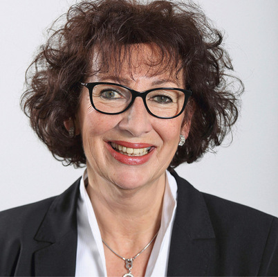 Verabschiedet sich auf der FENSTERBAU ­FRONTALE 2026 nach über 25 Jahren in den Ruhestand: Fuhr-Marketing­leiterin Andrea Banning.