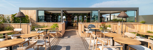 Neben festen Rückwänden und Screens sind die Camargue-Terrassenüberdachungen im Hotel Bellevue mit Glasschiebewänden, integrierter LED-Beleuchtung und einer Heizung ausgestattet.