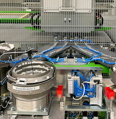 Materialfluss ohne Umwege – an der Klipstankstelle werden die Klipse automatisch bereitgestellt und dem Aggregat kontinuierlich zugeführt.