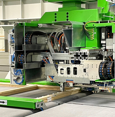 Im Klipsaggregat werden die Klipshalter vollautomatisch und passgenau auf dem Rahmen positioniert und verschraubt. Es können bis zu vier Klipse gleichzeitig montiert werden.