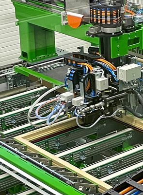 Der Beschlagautomat ist das Herzstück der Endmontage, er führt die Beschlagteile selbstständig zu, bohrt und verschraubt sie hochpräzise am fertigen Rahmen.