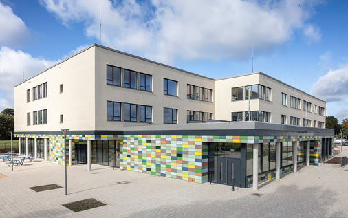 Die Lindenhof-Grundschule in Stahnsdorf ist ein zukunftsweisender Schulneubau mit Blick auf nachhaltiges Bauen.
