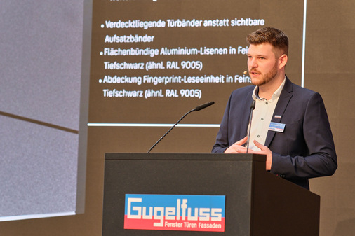 Lukas Gugelfuß präsentierte die neue Black-Edition Variante bei den Edition-Haustüren 2026.