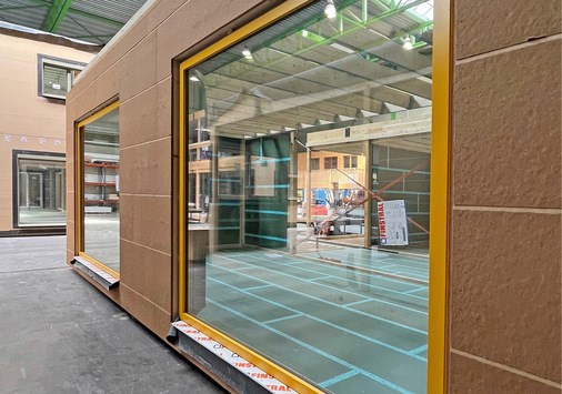 Damit serielles Bauen nicht zu Gleichmacherei wir, braucht es modulare Lösungen mit einheitlichen ­Schnitt­stellen. Hier zu sehen die Modulproduktion im Werk.