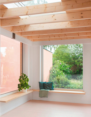 Außen Aluminium, innen Kunststoff: Die schmalen Rahmen der Finstral-Fenster sind in vielen Farben erhältlich.