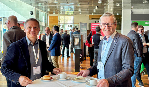 Zu einem Branchentreff gehört der wichtige Austausch in den Pausen. Hier im ­Gespräch Ingo Ganzberger (l., Actual) und Hans Brandstätter (Internorm).