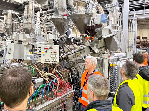 Eindrucksvoll für alle: Beginn einer Co-Extrusions-Strecke in der Produktion.