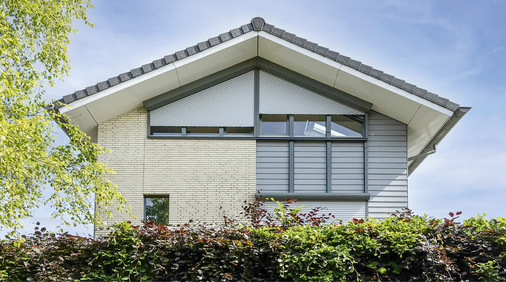 Auch Sonderflächen wie Giebelverglasungen brauchen passenden Sonnenschutz für Effizienz und Komfort.