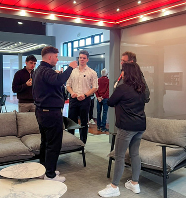 Unter den Produkten mit zahlreichen Ausstattungsvarianten lässt es sich im RedHub gut fachsimpeln.