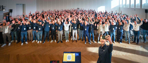 Ein Selfie von Tom Anhorn (Key Account Management) zeigt einen Blick auf die rund 370 Teilnehmer des erfolgreichen Expertentages in Wien.