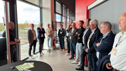 Gruppenarbeit rund um die Zukunft es Holzfensterbaus.