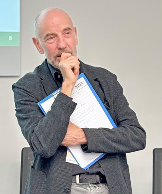 Dr. rer. silv. Wolfram Scheiding ist stv. Leiter des EPH-Managements und leitet das Ressort Biologie/Holzschutz am Institut für Holztechnologie Dresden (IHD). Er rief die Teilnehmer dazu auf, an einer Studie zur Stofflichen Verwertung von Altholzfenstern aktiv mitzumachen.