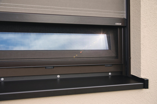 Insektenschutz-Festrahmen lassen sich harmonisch in das Gesamtsystem integrieren. Die optisch zurückhaltende VisionAir Gaze bietet eine gute Luftzirkulation und hohe Strapazierfähigkeit.