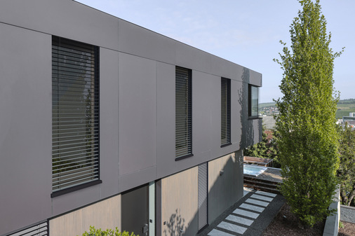 Ob Neubau, Sanierung oder serielles Bauen – das Laibungsmodul überzeugt durch passgenaue Funktion und Farbvielfalt. Besonders bei großen Objekten bietet es eine ästhetische Lösung mit klaren wirtschaftlichen Vorteilen.