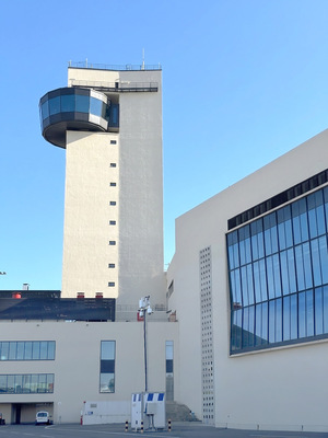 Der 70 Meter hohe Vorfeld-Tower mit seinen schrägen Fenstern stellte besondere Herausforderungen dar.