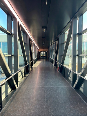 Eine der zahlreichen Passagierbrücken von innen