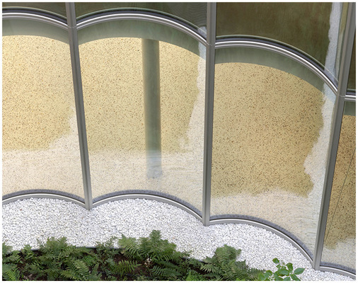 Abstandhalter für gebogene Gläser: Die schaum ­ basierten Super Spacer passen sich an die Glasform an.