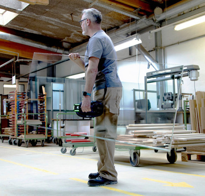 Der Gripster arbeitet unabhängig von externer Druckluft und hält vertikal Gewichte bis 60 kg und horizontal bis 120 kg.